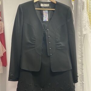 Tahari Black Women's suit, jacket and skirt